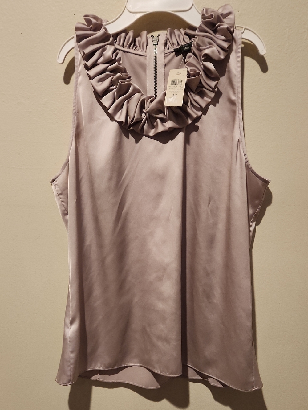 ❤️ NWT! ANN TAYLOR SATIN RUFFLE NECK SLEEVELESS BLOUSE / TOP, 12 - Picture 1 of 9